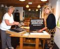 Bild: ubb
Sonja Schmid und Vera Jankowski (von links) haben die Wanderausstellung "was ihr nicht seht" im Mehrgenerationenhaus aufgebaut.