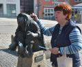 Bild: jr
Monika Beer-Helm erzählte am Hankerl-Brunnen am Unteren Markt von den bekannten Sagengestalten.