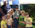 Bild: Herta Zölch/exb
Die Mädchen und Buben beim Füttern der Fische im Aquarienraum mit Fischpfleger Christoph Kick (hinten links).