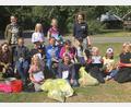 Bild: wro
Ein Dutzend KInder, ferner NIna Lang (knieend links), Naturpark-Rangerin Cornelia Greiner (hintere Reihe, links) und die Geschäftsführerin des Naturparks Steinwald, Elisabeth Frank (hintere Reihe rechts), krempelten die Ärmel hoch, um einen Teil des Steinwaldes vom Unrat zu befreien.