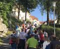 Bild: kki
Beim Aufstieg zur Kreuzbergkirche in Pleystein haben die Wallfahrer bereits das Ziel vor Augen.