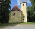Bild: adj
Wie ein Kleinod steht die Mutter-Anna-Kirche in Mühlberg zwischen den Bäumen.