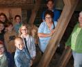 Bild: jr
Sigrid Schwan, Otto Hofmann und Christa Wölfl (von rechts) mit einem Teil der Kinder bei der Führung im Glockenturm der Konnersreuther Pfarrkirche.