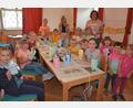 Bild: jr
Voller Eifer verwandelten 16 Kinder leere Milchbeutel in Stifteboxen und Vasen. Kräftig unterstützt wurden sie bei der Ferienaktion des Kinderchors Leonberg von Michaela Burger (rechts) und Michaela Teubner.