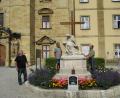 Bild: tra
Das Ensdorfer Ehrenmal erstrahlt nach der Sanierung in neuem Glanz, worüber sich (von links) die Reservisten Erich Henle und Werner Scharl sowie Bürgermeister Hans Ram freuen.