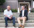 Bild: Gabi Schönberger
Die beiden Kandidaten Oswald Lingl (Freie Wähler) (links) und Johannes Kett (CSU) (rechts) sind wenige Tage vor der Bürgermeisterwahl in Theisseil recht entspannt.