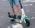 Symbolbild: Fabian Sommer/dpa
Ein E-Scooter muss versichert sein.