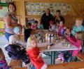 Bild: le
Ende gut, alles gut. Einen erfolgreichen Abschluss des diesjährigen Kinderferienprogramms gab es am letzten Donnerstag in der Info-Hütte des Kreislehrgartens. Die Frauen-Union hatte alles bestens vorbereitet, und die Kinder beschäftigten sich mit Basteln von Marienkäfern und Bienen und waren recht stolz auf ihre kleinen Kunstwerke.