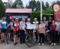 Bild: u
Beim 18. Pirker Kreisel machten sich am Samstag 196 Teilnehmer auf den 29,5 Kilometer langen Rundkurs und legten gemeinsam die Gesamtstrecke von 12.715 Kilometer zurück. Dank der Sponsoren ersportelten sie so die Summe von 4250 Euro. Africa-Luz-Vorsitzender Dr. Dieter Dausch (5. von links) und Chef-Organisatorin Bärbel Birner (8. von links) nahmen den Spendenscheck dankend entgegen. Mit im Bild der Kreisel-Gründer Josef Böller (4. von links).