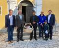 Bild: soj
Die Gratulanten nach dem Gottesdienst, (von links) Sebastian Wolf, Jubilar Hans Enders, Pfarrer Anish George, Kirchenpfleger Stefan Kausler mit Sohn, Diakon Rudolf Hoffmann.