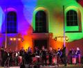 Bild: fla
Die bunt illuminierte Wallfahrtskirche auf dem Fahrenberg bietet den perfekten Hintergrund für die Sommerserenade der Trachtenkapelle Waldthurn.