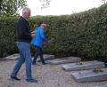 Bild: wel
Zu Ehren der Opfer des Todesmarsches Flossenbürg-Dachau wurden 50 Sonnenblumen auf den Gedenktafeln niedergelegt