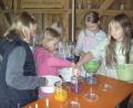 Bild: Stadt Bärnau/exb
Die Bärnauer Kinder stellten bei der Ferienprogramm-Aktion im Geschichtspark selbst Lippenbalsam und Badekugeln her.