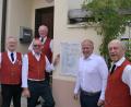 Bild: sh
Vereinschronist Ewald Großmann, Heimwart Sepp Lang, Zweiter Vorsitzender Hans Grieger, Bürgermeister Marcus Eichenmüller und Vorsitzender Erwin Meier (von links) enthüllen die Geschichtstafel am Schnaittenbacher Trachtlerheim.