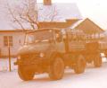 Bild: Archiv Karl Reger
Das Foto vom 12er Fendt mit Gummiwagen war leider unauffindbar. Eine Aufnahme vom Unimog, beladen mit den Milchkannen lässt aber auch erahnen, wie damals das Zusammensammeln der Milch ablief.