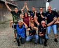 Bild: gz
Dartchef Martin Bauer (rechts) gratuliert der zweiten Mannschaft um Teamchef Daniel Straubinger (links) bei einer Sommerparty zur Meisterschaft.
