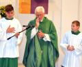 Bild: fjo
Ein letztes Mal spendet Pfarrer Georg Hartl seiner Pfarrgemeinde beim großen Abschiedsgottesdienst den göttlichen Segen.