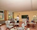 Bild: bey
Der bisherige Aufenthaltsraum für die Mittagsbetreuung ist wieder ein Klassenzimmer. Bürgermeister Sebastian Hartl und Schulleiterin Rektorin Sandra Landgraf sind über die Entwicklung der Schülerzahlen, die zu dieser "Rückverwandlung" geführt haben, hoch zufrieden.