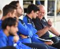 Archivbild: G. Büttner
Viel zu bereden gab es nach der deutlichen 1:4-Niederlage beim ATSV Erlangen für SpVgg-SV-Trainer Rüdiger Fuhrmann (rechts) und seinen "Co" Oliver Eckl (Zweiter von rechts).