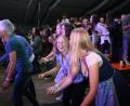 Bild: roh
Mit Stimmungshits und Showeinlagen begeisterte die Band "Lost Eden" auf dem Herbstfest in Friedenfels. Die Besucher tanzen ausgelassen.