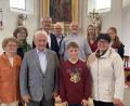 Bild: cro
Kirchenpfleger Josef Völkl (Vierter von links) bedankt sich während des Gottesdienstes für die seelsorgerische Aushilfe während der Urlaubszeit bei Pater Dariusz Sztuk (Vierter von rechts).