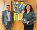 Bild: Stadt Weiden/exb
Franziska Schubert (rechts) ist neue Leiterin der Stötzner-Schule. Oberbürgermeister Jens Meyer gratuliert ihr zur Berufung.