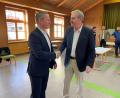 Bild: ck
Johannes Kett (CSU) (links) ist neuer Bürgermeister der Gemeinde Theisseil. Karl Völkl (rechts), zweiter Bürgermeister, gratuliert ihm zur gewonnenen Wahl.