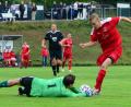 Bild: Mark
Bastian Becher (rechts) vom TV Nabburg scheitert an Dieterskirchens Torwart Thomas Ebner.