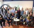 Bild: Stadt Tirschenreuth/exb
Bei der Wiedereröffnung in der renovierten Stadtbücherei: Bürgermeister Franz Stahl (sitzend, Dritter von rechts) sowie Christine Henrich und Tatjana Till (stehend Mitte) mit Stadtratsmitgliedern und weiteren Gästen.