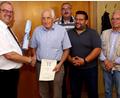 Bild: bkr
Für 50 Jahre aktives Singen zeichneten Vorsitzender Markus Schraml (links), Gruppenvorsitzender Sigmar Bräutigam und Bürgermeister Thomas Kaufmann Alois König (vorne von rechts) aus Schadersberg aus. Begrüßt wurde gleichzeitig Oswald Kopp (hinten) aus Ramlesreuth als neues Mitglied.