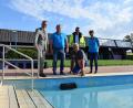 Bild: szl
Das Freibad-Team zieht eine positive Bilanz für die Einrichtung der Kreisstadt. Trotz Startschwierigkeiten und verkürzter Öffnungszeiten wegen Personalausfällen, wurden mehr Besucher als im Vorjahr registriert. Bis Oktober wird das Freibad nun winterfest gemacht, etwa Eisdruckpolster (schwarze Platte im Wasser) am Beckenrand angebracht.