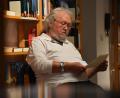 Bild: ubb
Als Walter J. Pilsak mit Lesen begann, wurde es zuerst sehr still in der Bücherei. Doch im Laufe des Abends gab es viel zu Lachen.