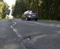 Bild: Petra Hartl
Entlang der Straße von Obersdorf nach Altmannshof, die sich in einem schlechten Zustand befindet, soll ein Geh- und Radweg für mehr Sicherheit sorgen.