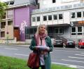Bild: Dagmar Williamson 
Ein Piktogramm, eine Kopie des Originalbildes, das an Kolping und sein Herz für Wandergesellen darstellt, wurde in das neue Prechtlhaus integriert. An dem Brombeerfarbton störte sich der ein oder andere bereits 1956, weiß Stadtheimatpflegerin Barbara Wolters am "Tag des Denkmals" zu berichten.
