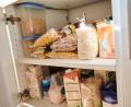 Symbolbild: Annette Riedl/dpa
In einem Küchenschrank liegen Vorräte. Das Bundesamt für Bevölkerungsschutz und Katastrophenhilfe (BBK) empfiehlt jedem Haushalt einen Notfallvorrat.