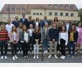 Bild: jr
Dreizehn Lehramtsanwärterinnen und Lehramtsanwärter für die Grund- und Mittelschulen wurden am Montagvormittag am Landratsamt Tirschenreuth vereidigt. Mit dabei sind Schulamtsdirektorin Martin Puff (rechts), sowie (oberer Reihe von links) Landrat Roland Grillmeier und Schulamtsdirektor Armin Engel. Mit im Bild die Seminarrektoren und Verantwortlichen der Lehrerausbildung.