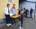 Bild: bey
CSU-Ortsvorsitzende Marina Hirnet, Johannes Janker, Vorstandmitglied und Zweite Ortsvorsitzende Stephanie Stahl (im Hintergrund) freuen sich, dass rund 60 Kinder an der Schnitzeljagd teilgenommen haben und sich am Freitagvormittag ihre Preise abgeholt haben.