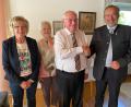 Bild: Wilhelm Amann
Der Nabburger Altbürgermeister Josef Fischer (Zweiter von rechts) bekam zum 80. Geburtstag Besuch von Bürgermeister Frank Zeitler (rechts) und dessen Stellvertreterin Irene Ehemann (links). Mit im Bild zu sehen ist die Ehefrau des Jubilars, Edeltraud Fischer (Zweite von links).