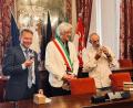Bild: Stadt Weiden/exb
Oberbürgermeister Jens Meyer, Bürgermeister Sandro Parcaroli (Macerata) und Bürgermeister Albert de Marco (Floriana) während der Geschenkübergabe im Rathaus (von links)