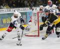 Bild: Peter Kolb
Die Blue Devils Weiden verloren am Sonntag bei den Bayreuth Tigers mit 2:3. Hier klärt Dominik Müller (links) vor dem Bayreuther Jesse Poach.