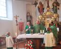 Bild: rha
Zusammen mit Stadtpfarrer Pater Robin Xavier (rechts) und Diakon Dieter Gerstacker (links) feiert Pfarrer Johannes Lukas von der Pfarrei St. Konrad, Weiden, am ersten Bergfestsonntag den Bikergottesdienst.