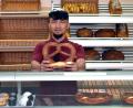 Bild: Stephan Huber
Breze gefällig? Aziz Hosseini lernt Fachverkäufer im Nahrungsmittelhandwerk für den Bereich Bäckerei. Damit ist er unter all den weiblichen Azubis und Kolleginnen eine seltene Ausnahme.