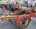 Bild: fz
Zwischen den Besuchern die historische Spritze von 1927 der Feuerwehr Bernstein auf dem Stadtplatz