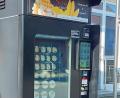 Bild: Silvio Secco/exb
Der Eisautomat von Silvio Secco, den er seit rund neun Monaten betreibt. Er soll dem Gastronomen helfen, auch weiterhin Einnahmen zu generieren. Denn Mitarbeiter für seinen Laden zu finden, sei herausfordernd – manche Sitzplätze sind deshalb außer Betrieb genommen worden.