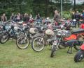 Bild: Alex Birner/exb
Interessiert begutachteten die Besucher die aufgereihten Oldtimer-Mopeds, Motorräder und Mofas.