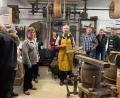Bild: Stadt Tirschenreuth/exb
Herbert Konrad (Mitte) präsentierte beim Tag des offenen Denkmals in der Handwerkerscheune, wie ein Fass hergestellt wird.