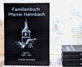 Bild: tat
Der schwarze Einband des Buches kommt nicht von ungefähr: Zu Beginn des 17. Jahrhunderts wurde Hahnbach wieder katholisch. Die dortigen Benediktinermönche trugen schwarze Gewänder, und an diesen schwarzen Habit soll die Farbe des Buches erinnern.