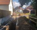 Bild: gi
Derzeit läuft der letzte Bauabschnitt zur Erneuerung der Moosbacher Wasserversorgung. Sehr eng geht es bei den Arbeiten im Schlosshof Burgtreswitz zu.