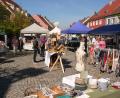 Bild: mh
Die Besucher bestaunen handgemachte Waren auf dem Schutzengelmarkt in Luhe