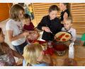 Bild: vsr
Beim Belegen konnte jedes Kind seine eigene Pizzakreation entwerfen.